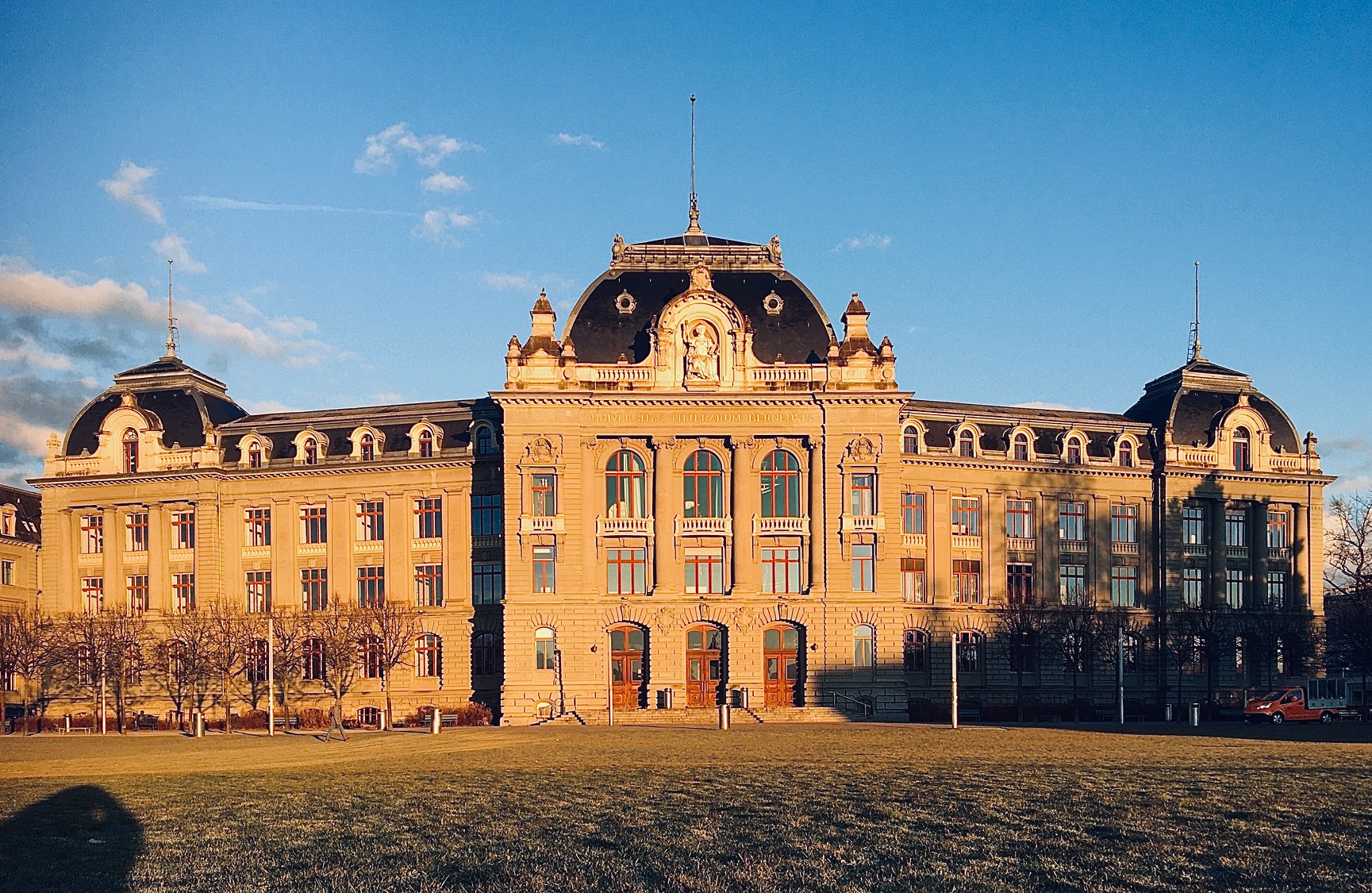 Die Universität Bern zählt zum ersten Prozent der besten Universitäten der Welt. Seit ihrer Gründung vor knapp 200 Jahren hat die Universität Bern zahlreiche Nobelpreisträger gestellt, wobei Albert Einstein sicherlich das berühmteste Bei-spiel ist. Die Forschung spielt an der Universität Bern eine wichtige Rolle was sich nicht nur durch zahlreiche Publikationen, sondern auch in der hohen Qualität der Lehre äussert. 